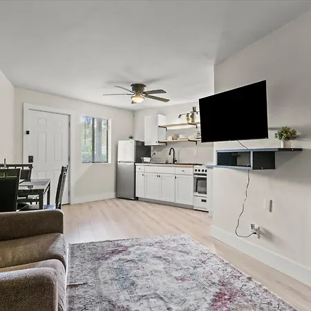 Queen Bed Modern Studio Apartment In Huntsville
